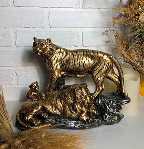 Статуэтка из гипса "Семья тигров" 25*35 см античное золото