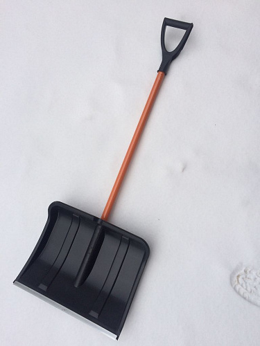 Лопата снеговая пластиковая 428*490 мм (оцинк. пл) с металл. крашеным чер. и V-обр ручкой
